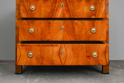 Große Biedermeier Kommode in Nussbaum - 1.Hälfte des 19.Jahrhunderts