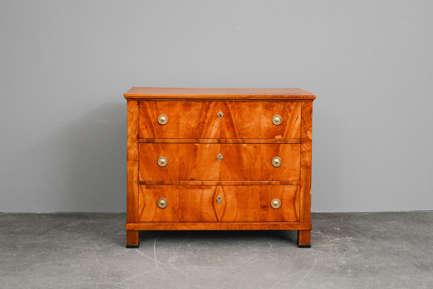 Große Biedermeier Kommode in Nussbaum - 1.Hälfte des 19.Jahrhunderts