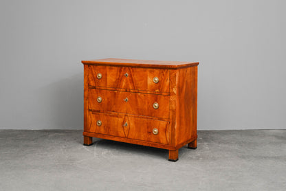 Große Biedermeier Kommode in Nussbaum - 1.Hälfte des 19.Jahrhunderts