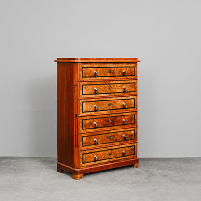 Chiffoniere im Biedermeier Stil in Nussbaum - Mitte des 19.Jahrhunderts