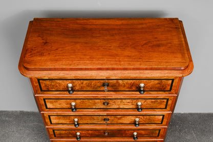 Chiffoniere im Biedermeier Stil in Nussbaum - Mitte des 19.Jahrhunderts