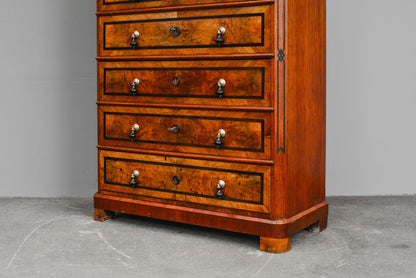 Chiffoniere im Biedermeier Stil in Nussbaum - Mitte des 19.Jahrhunderts