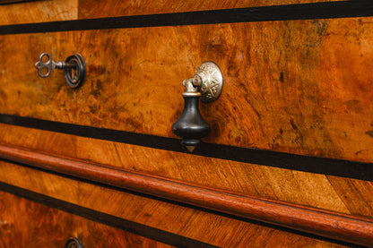Chiffoniere im Biedermeier Stil in Nussbaum - Mitte des 19.Jahrhunderts