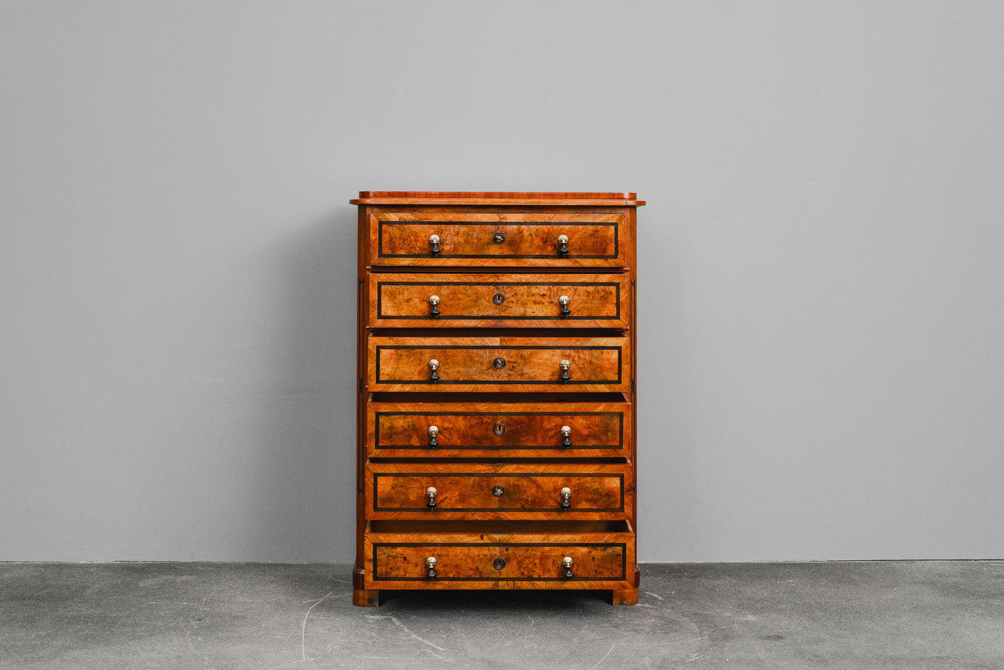 Chiffoniere im Biedermeier Stil in Nussbaum - Mitte des 19.Jahrhunderts