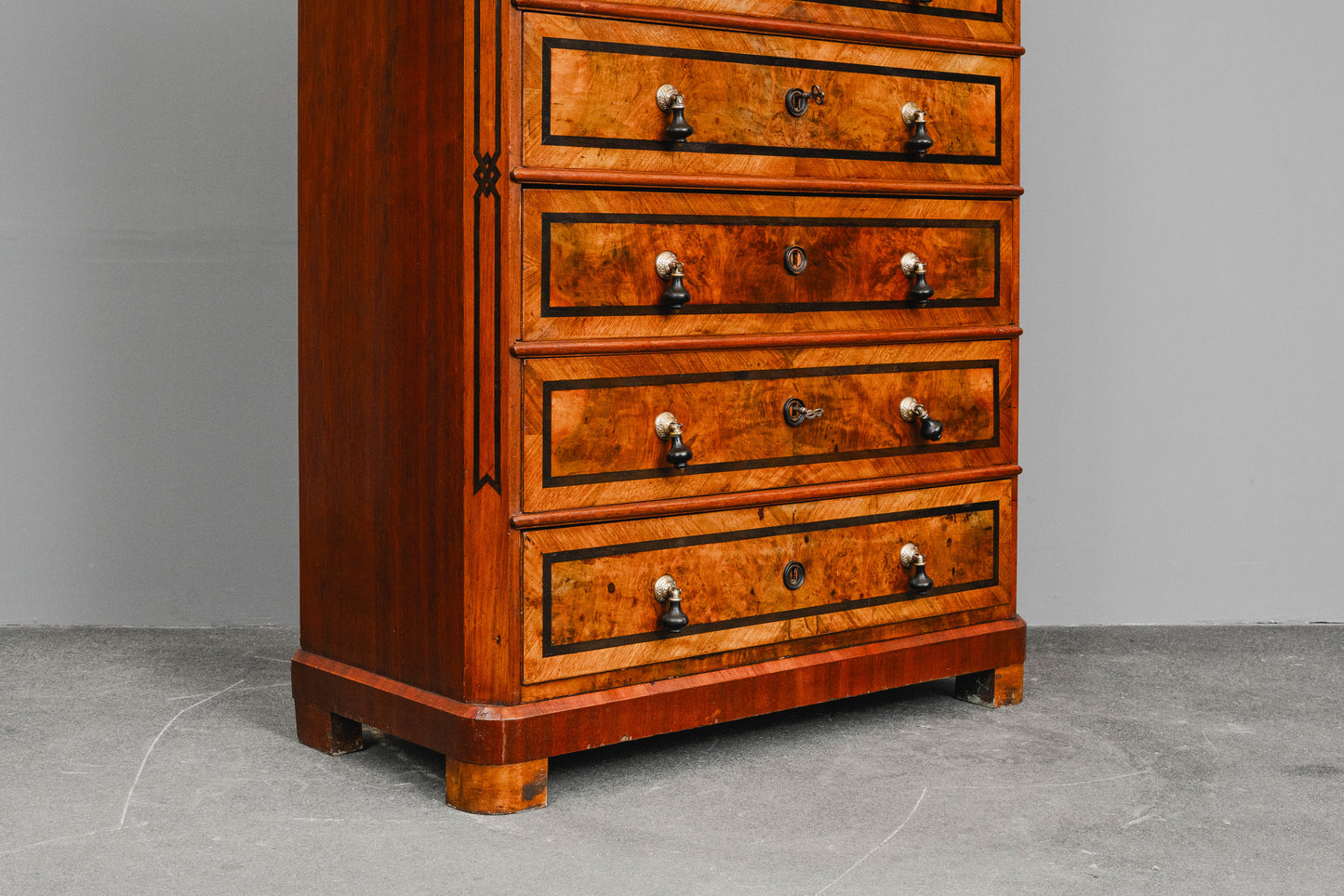 Chiffoniere im Biedermeier Stil in Nussbaum - Mitte des 19.Jahrhunderts