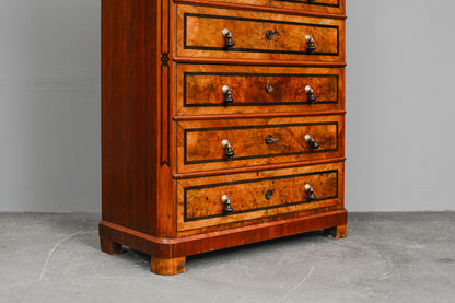 Chiffoniere im Biedermeier Stil in Nussbaum - Mitte des 19.Jahrhunderts