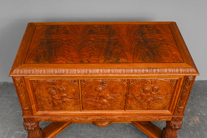 Neorenaissance Sammlerschrank / Besteckschrank in Nussbaum - vermutl. um 1944