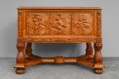 Neorenaissance Sammlerschrank / Besteckschrank in Nussbaum - vermutl. um 1944