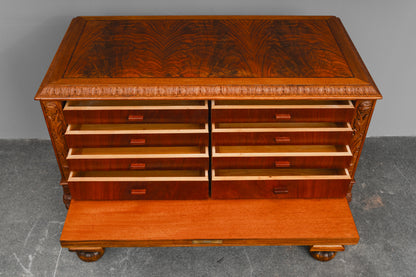 Neorenaissance Sammlerschrank / Besteckschrank in Nussbaum - vermutl. um 1944