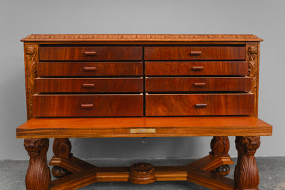 Neorenaissance Sammlerschrank / Besteckschrank in Nussbaum - vermutl. um 1944