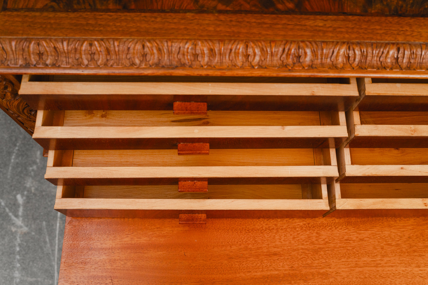 Neorenaissance Sammlerschrank / Besteckschrank in Nussbaum - vermutl. um 1944