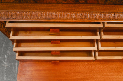 Neorenaissance Sammlerschrank / Besteckschrank in Nussbaum - vermutl. um 1944