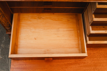 Neorenaissance Sammlerschrank / Besteckschrank in Nussbaum - vermutl. um 1944