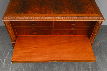 Neorenaissance Sammlerschrank / Besteckschrank in Nussbaum - vermutl. um 1944