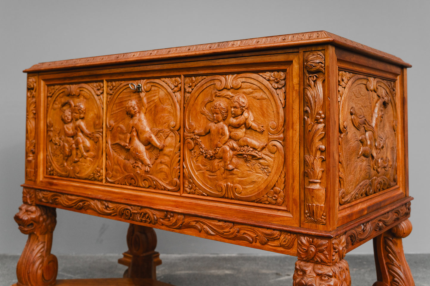 Neorenaissance Sammlerschrank / Besteckschrank in Nussbaum - vermutl. um 1944