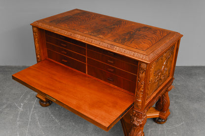 Neorenaissance Sammlerschrank / Besteckschrank in Nussbaum - vermutl. um 1944