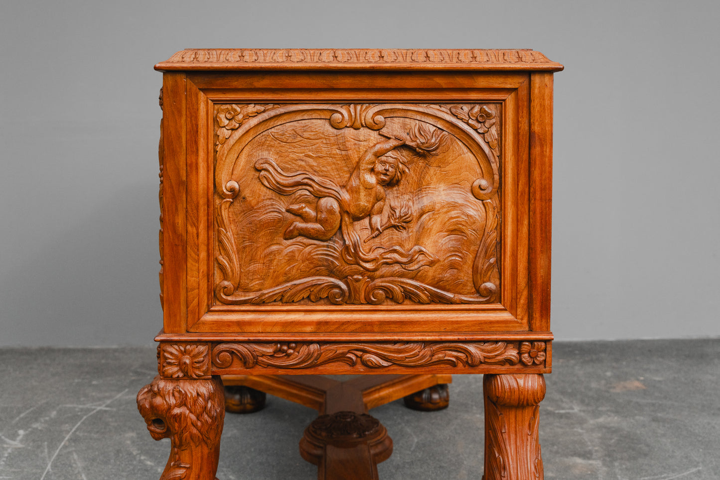 Neorenaissance Sammlerschrank / Besteckschrank in Nussbaum - vermutl. um 1944