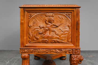 Neorenaissance Sammlerschrank / Besteckschrank in Nussbaum - vermutl. um 1944