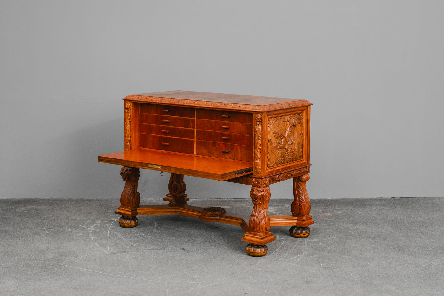 Neorenaissance Sammlerschrank / Besteckschrank in Nussbaum - vermutl. um 1944