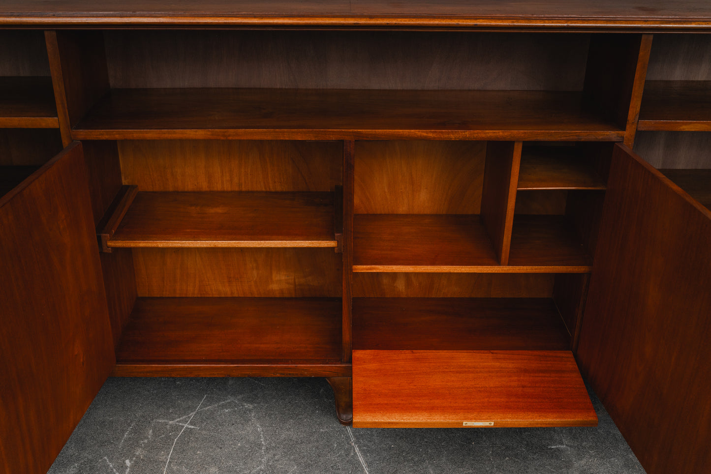 Großes Jugendstil Bücherregal in Nussbaum - Anfang des 20.Jahrhunderts
