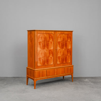 Mid-Century Highboard in Nussbaum - Mitte des 20.Jahrhunderts