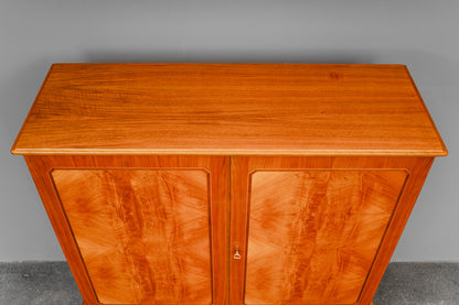Mid-Century Highboard in Nussbaum - Mitte des 20.Jahrhunderts