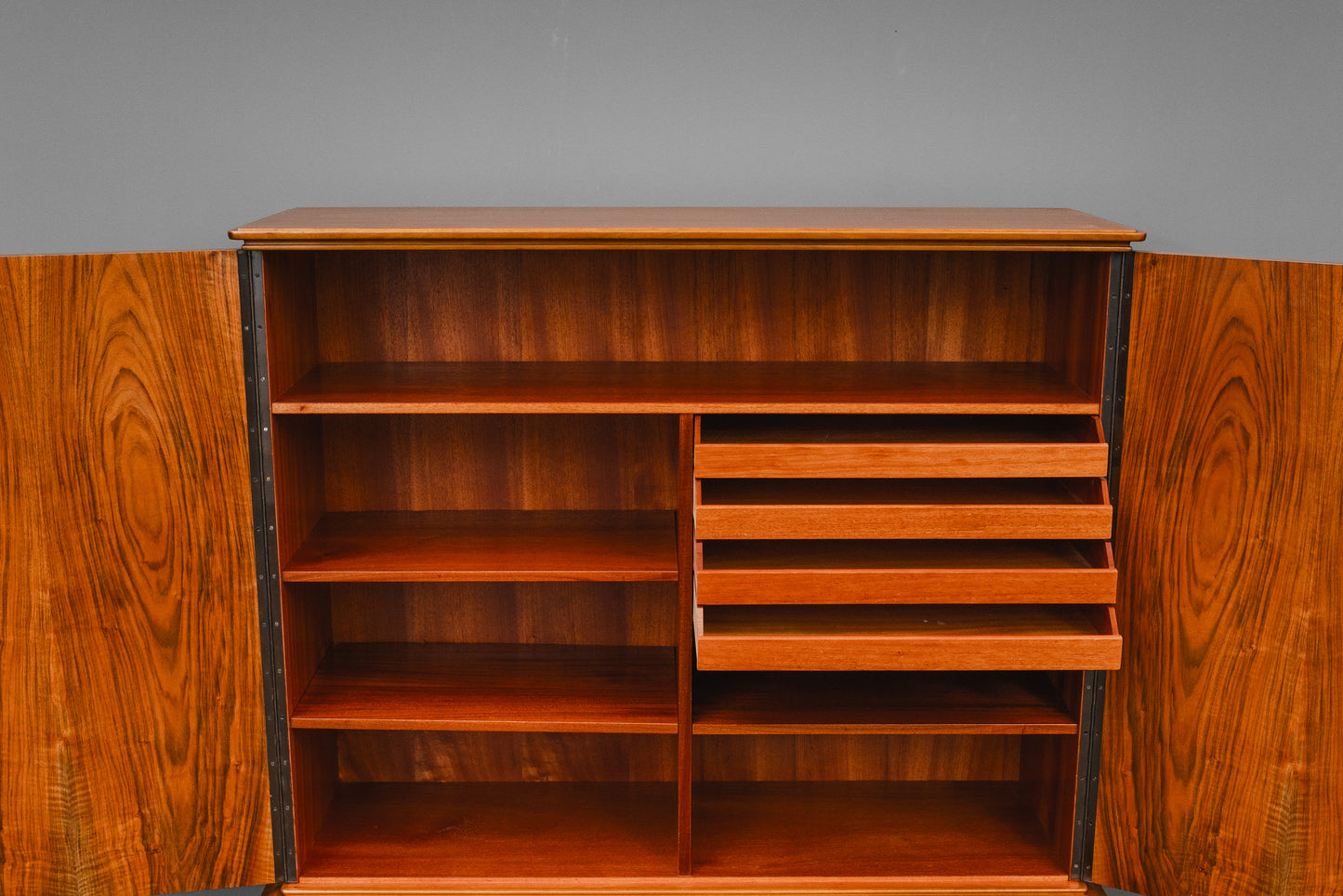 Mid-Century Highboard in Nussbaum - Mitte des 20.Jahrhunderts