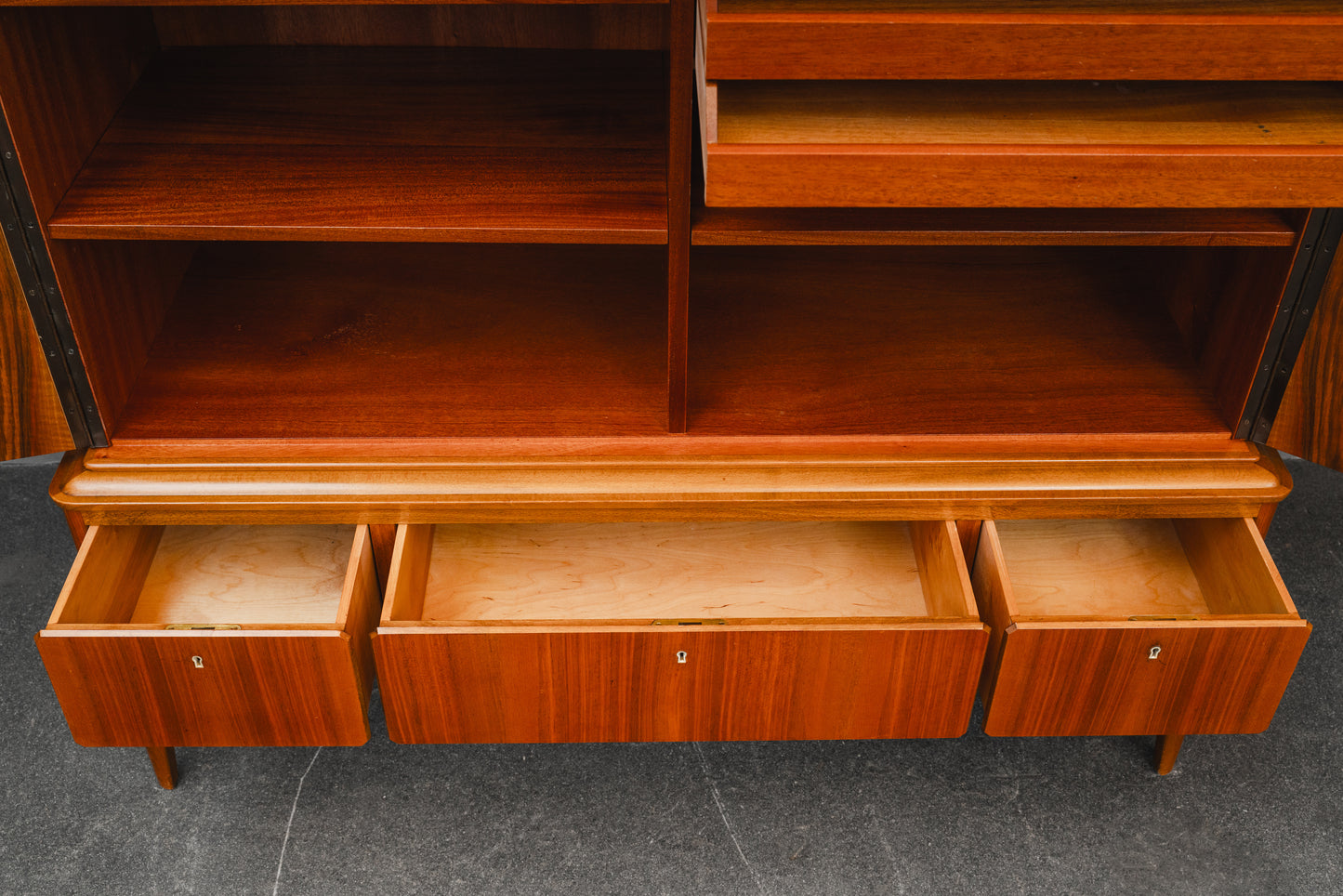 Mid-Century Highboard in Nussbaum - Mitte des 20.Jahrhunderts