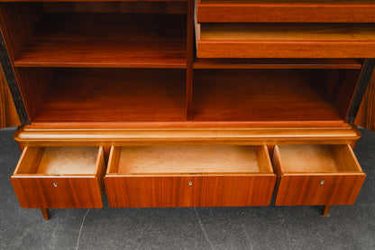Mid-Century Highboard in Nussbaum - Mitte des 20.Jahrhunderts