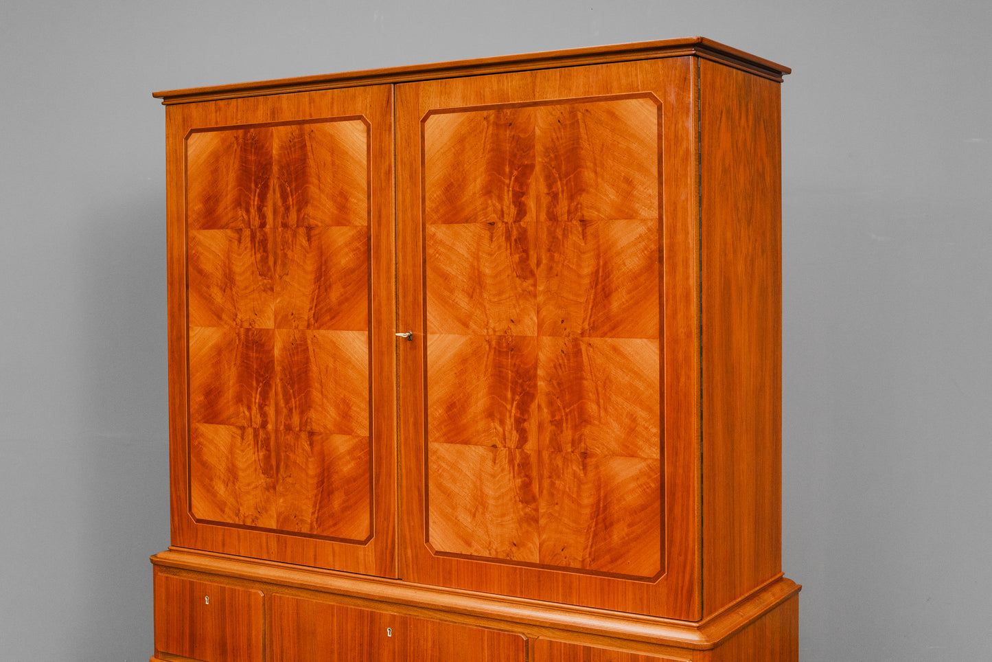 Mid-Century Highboard in Nussbaum - Mitte des 20.Jahrhunderts