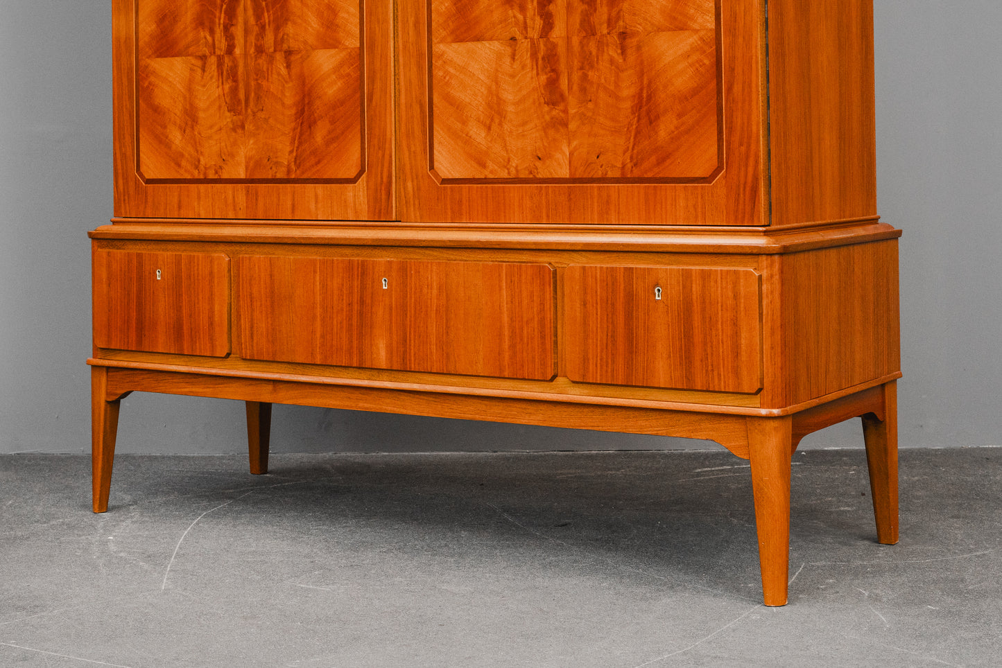 Mid-Century Highboard in Nussbaum - Mitte des 20.Jahrhunderts