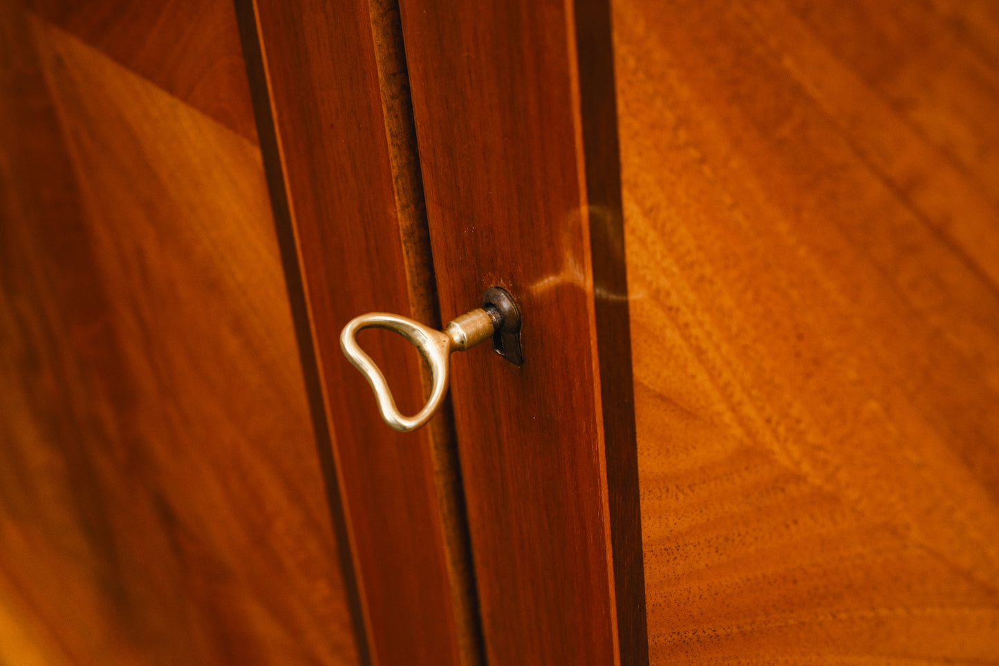 Mid-Century Highboard in Nussbaum - Mitte des 20.Jahrhunderts