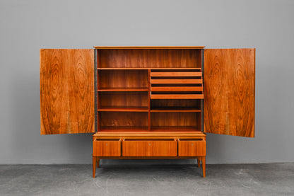 Mid-Century Highboard in Nussbaum - Mitte des 20.Jahrhunderts