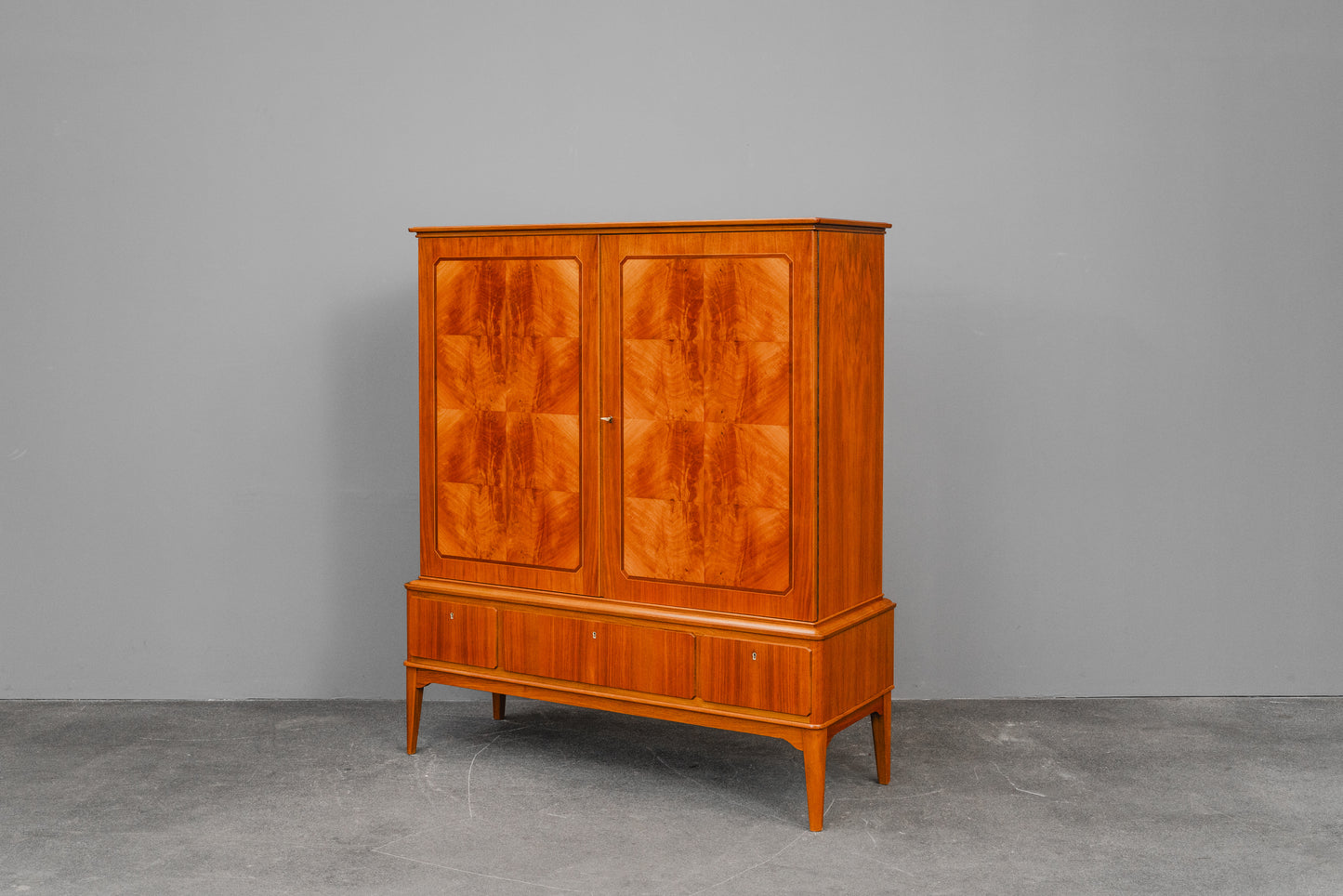 Mid-Century Highboard in Nussbaum - Mitte des 20.Jahrhunderts