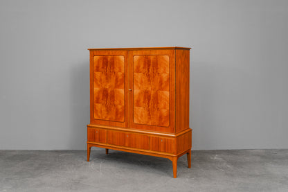 Mid-Century Highboard in Nussbaum - Mitte des 20.Jahrhunderts