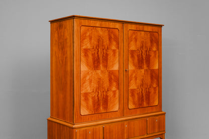 Mid-Century Highboard in Nussbaum - Mitte des 20.Jahrhunderts