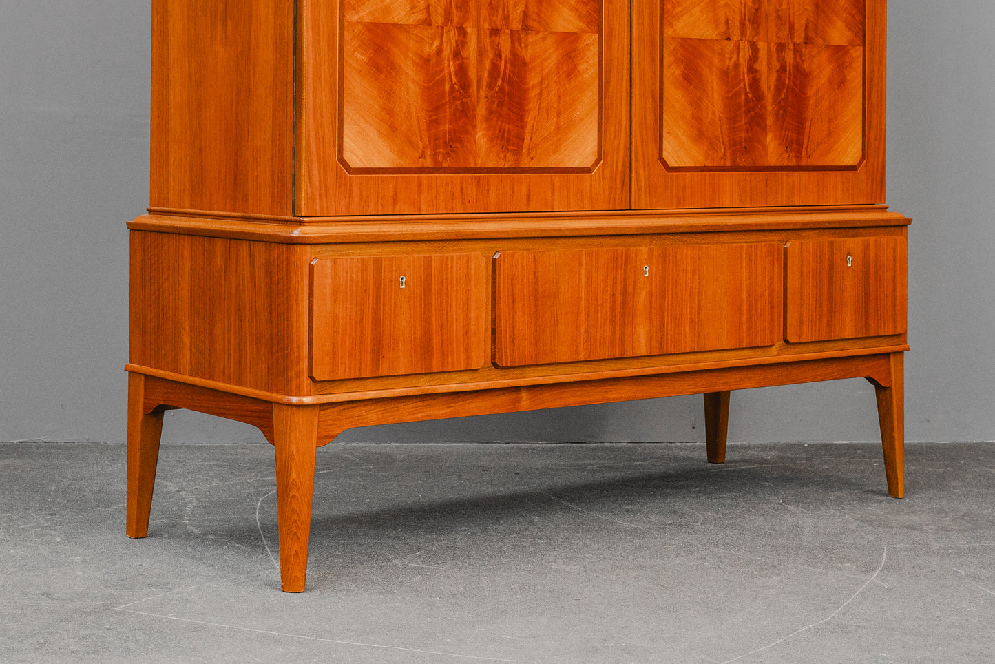 Mid-Century Highboard in Nussbaum - Mitte des 20.Jahrhunderts