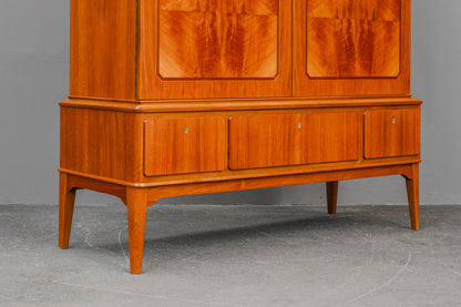 Mid-Century Highboard in Nussbaum - Mitte des 20.Jahrhunderts