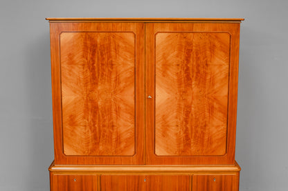 Mid-Century Highboard in Nussbaum - Mitte des 20.Jahrhunderts