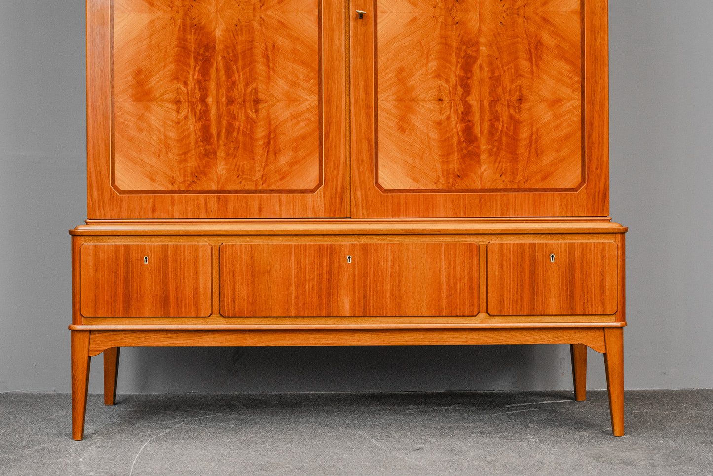 Mid-Century Highboard in Nussbaum - Mitte des 20.Jahrhunderts