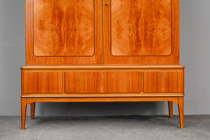 Mid-Century Highboard in Nussbaum - Mitte des 20.Jahrhunderts