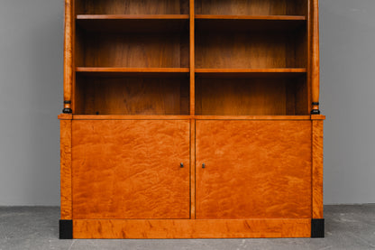 Bücherschrank im Biedermeier Stil in Birke - 1.Hälfte des 20.Jahrhunderts
