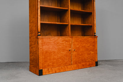 Bücherschrank im Biedermeier Stil in Birke - 1.Hälfte des 20.Jahrhunderts