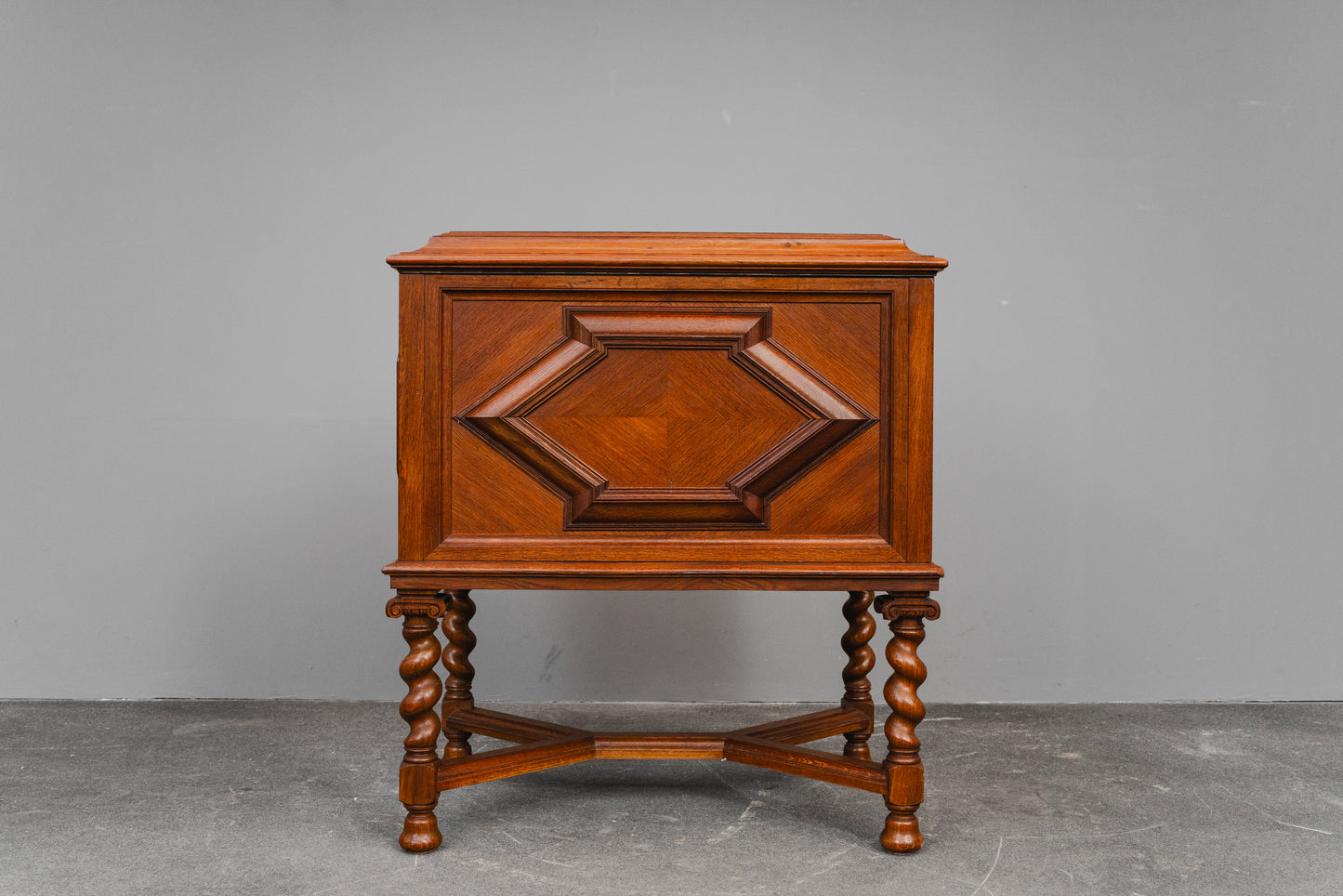 Besteckschrank im Barockstil in Eiche - 1.Hälfte des 20.Jahrhunderts