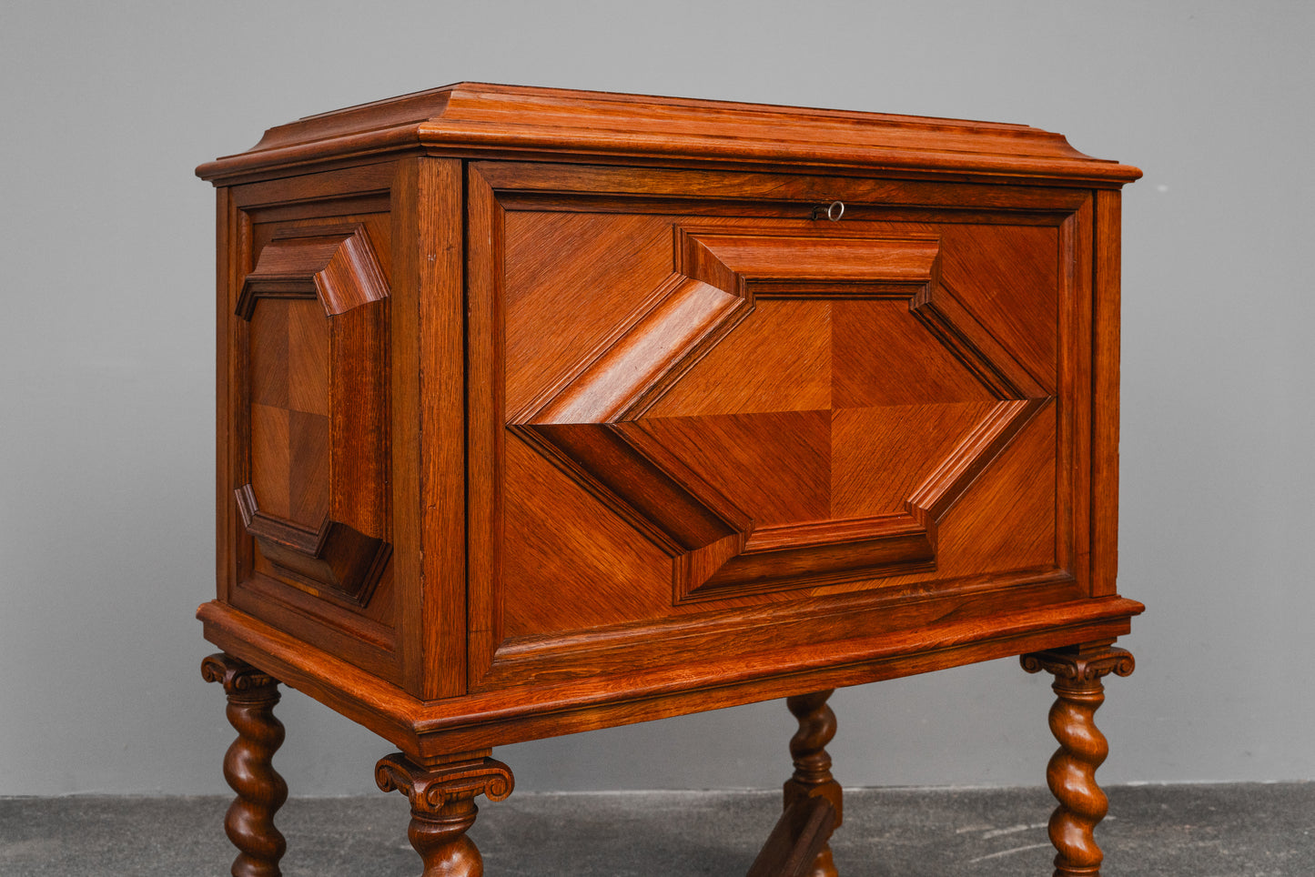 Besteckschrank im Barockstil in Eiche - 1.Hälfte des 20.Jahrhunderts