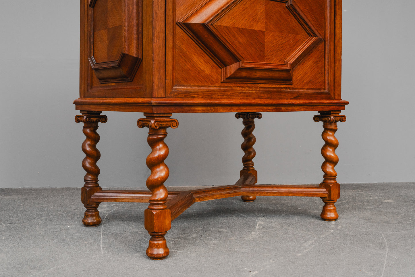 Besteckschrank im Barockstil in Eiche - 1.Hälfte des 20.Jahrhunderts
