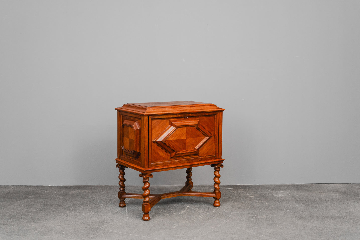 Besteckschrank im Barockstil in Eiche - 1.Hälfte des 20.Jahrhunderts
