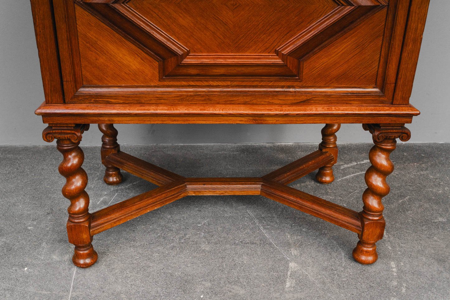 Besteckschrank im Barockstil in Eiche - 1.Hälfte des 20.Jahrhunderts