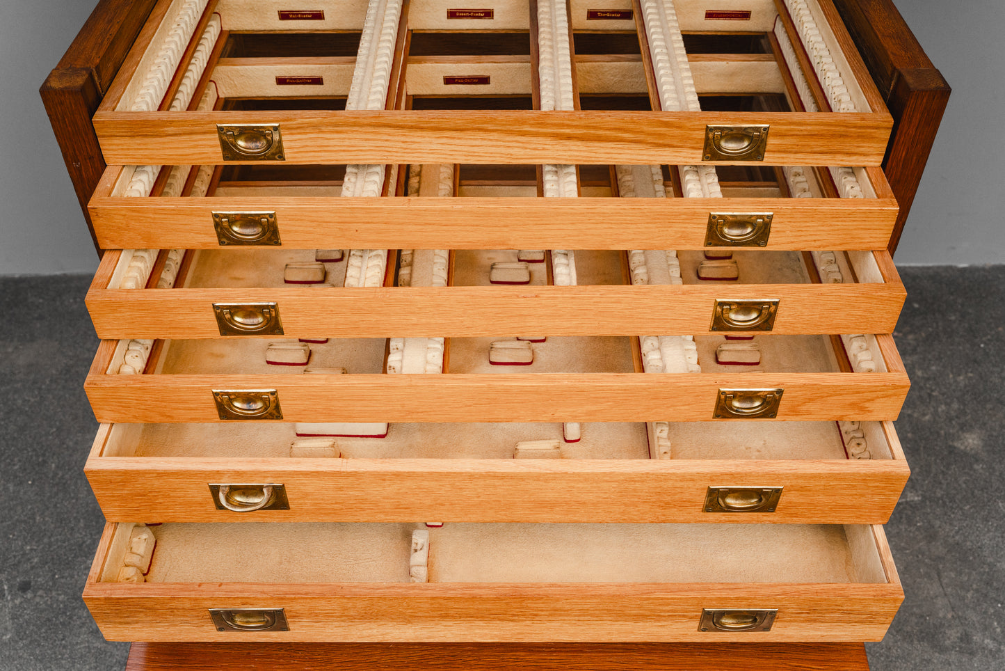 Besteckschrank im Barockstil in Eiche - 1.Hälfte des 20.Jahrhunderts