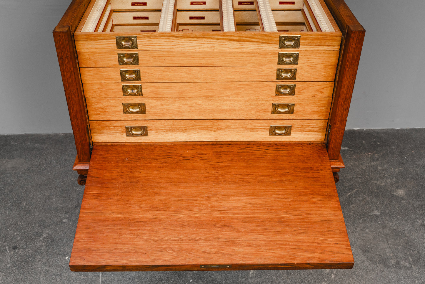 Besteckschrank im Barockstil in Eiche - 1.Hälfte des 20.Jahrhunderts